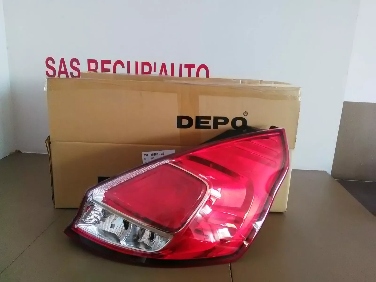 Feu arrière droit FORD Fiesta 6 phase 2 (2012-2017) Ref : 431-19B8R-UE