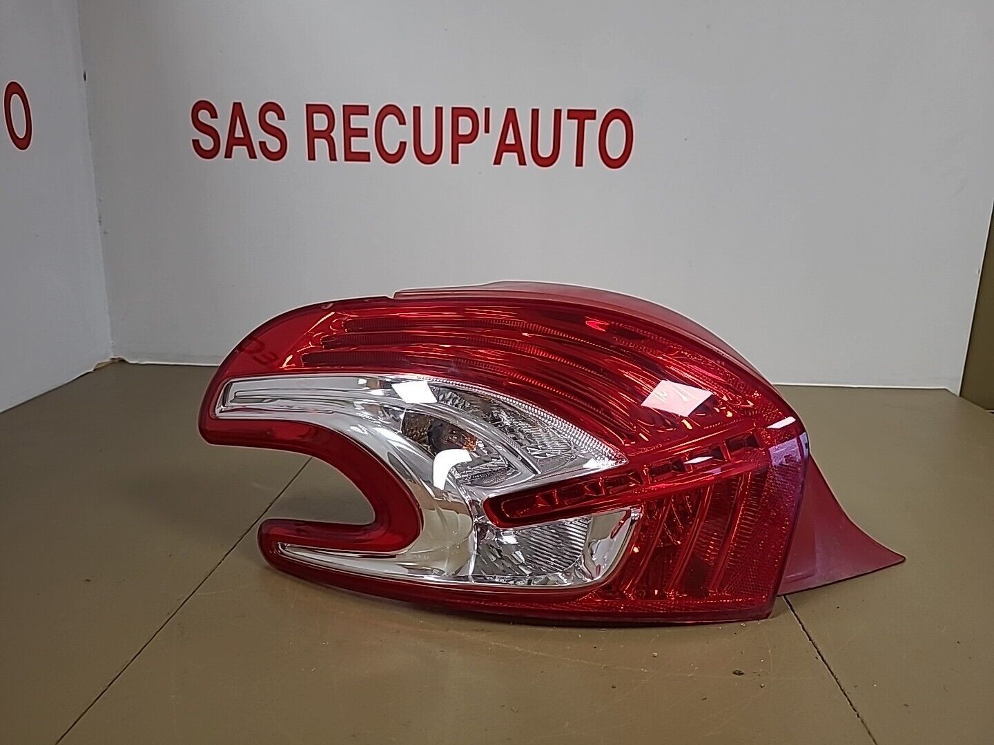 Feu arrière gauche PEUGEOT 208 1 Phase 1 (2012-2015) Ref : 9672628280