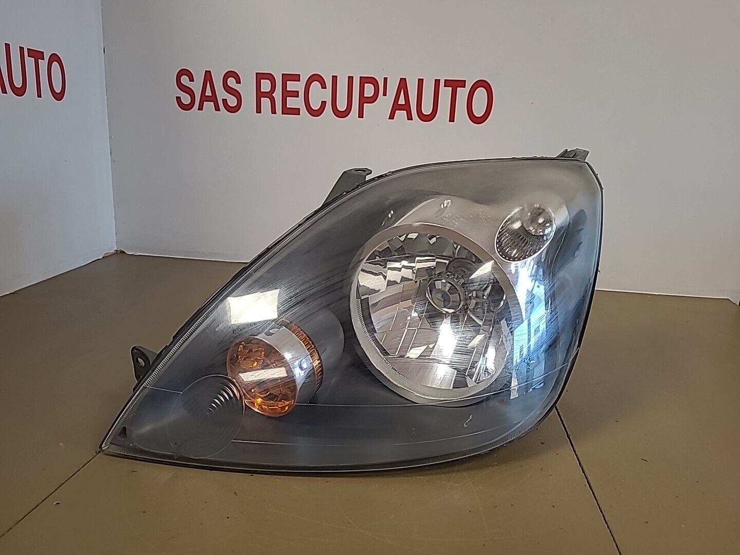 Phare avant gauche FORD Fiesta 5 Restyl (2005-2008) : 6S6113W030AD