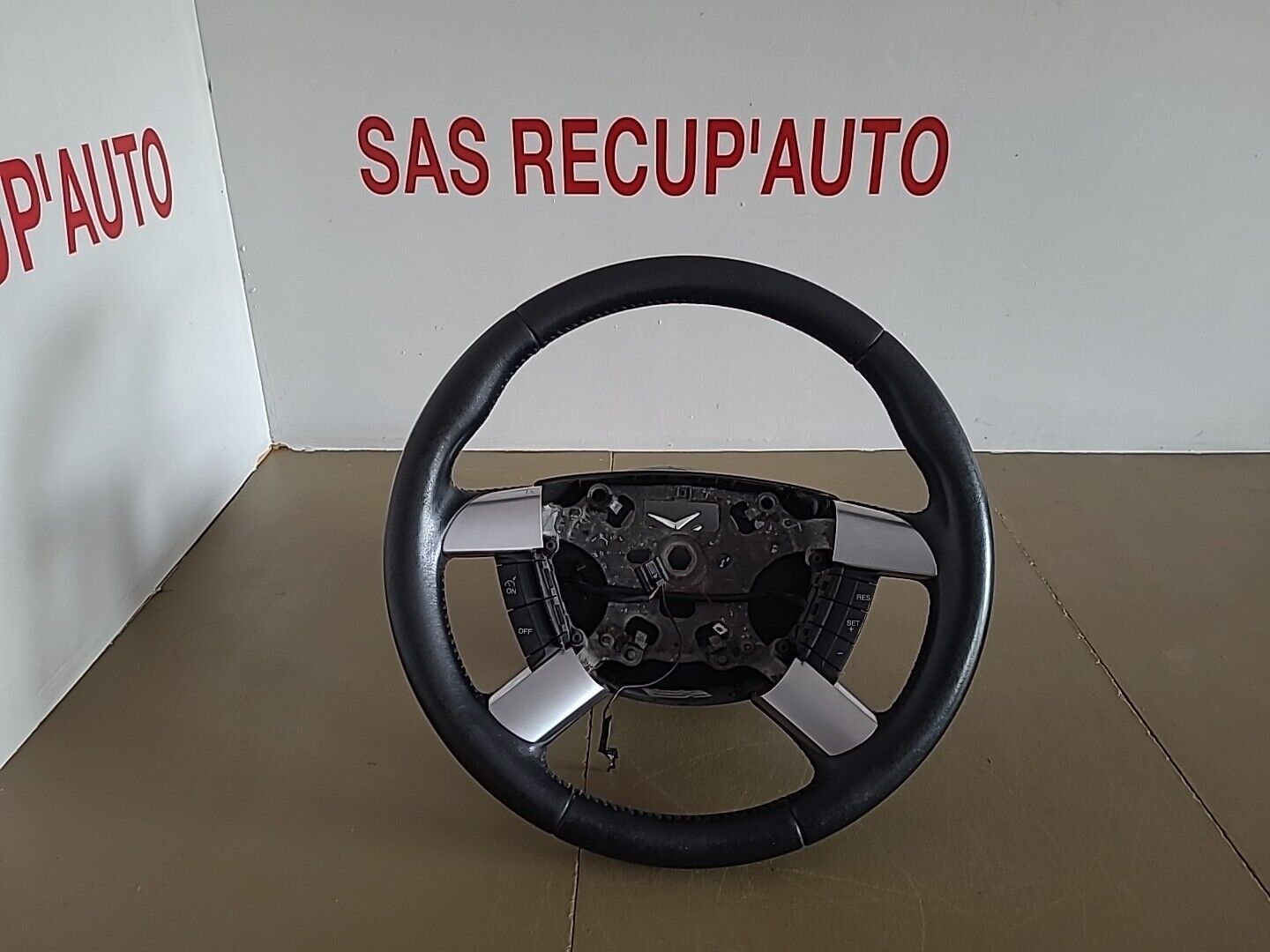 Volant en cuir FORD Focus C-MAX 1 (2003-2007) Ref : 3M513600C