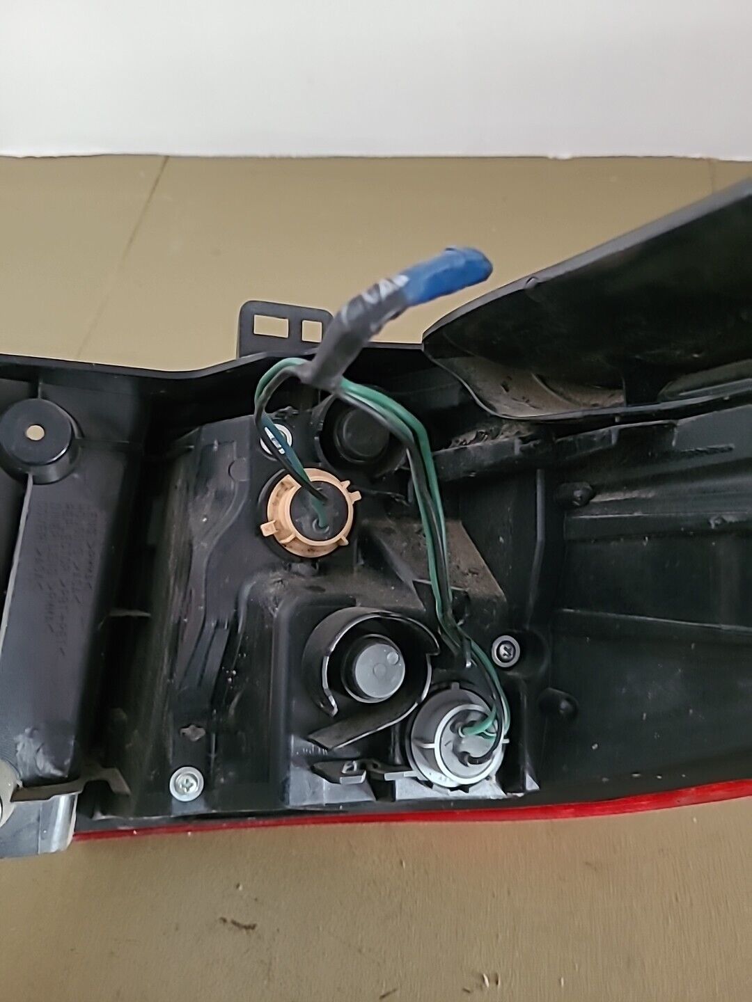 Feu arrière gauche sur aile MAZDA 5 II (2010-2015) Ref : C51351160 – Image 3