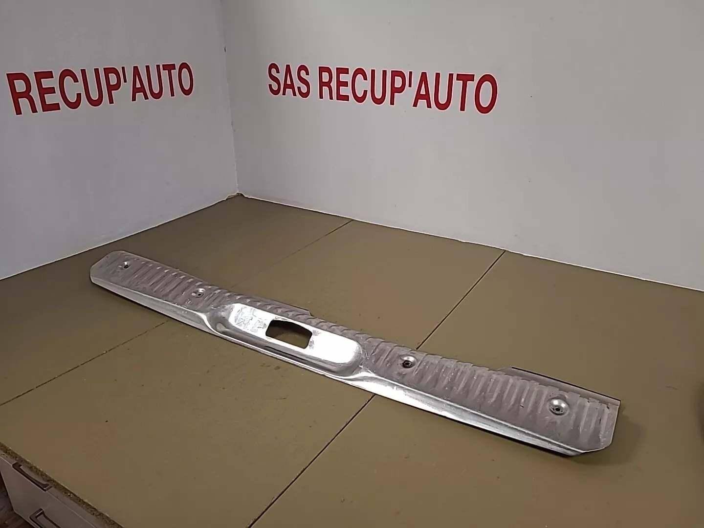 Garniture en chrome de bordure de hayon PEUGEOT 407 1 Phase 1 SW / Break (2004-2008) Ref : 49199802