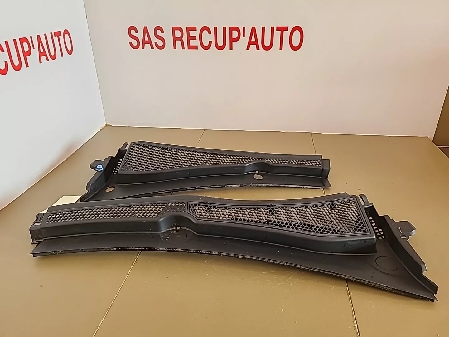Baie de pare brise en deux parties PEUGEOT 208 1 Phase 1 (2012-2015) Ref : 967330247 et 9673302777