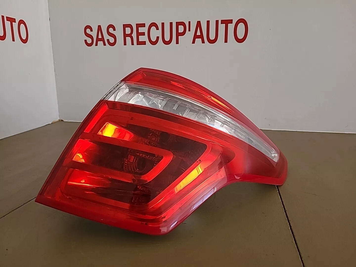 Feu arrière droit sur aile CITROEN C4 Picasso 1 Phase 1 (2006-2010) Ref : 9653547480