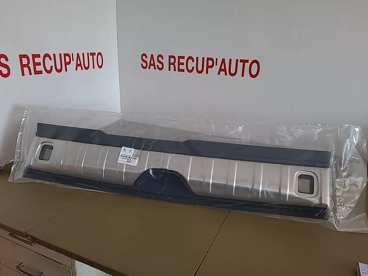Garniture inox de seuil de coffre PEUGEOT 2008 1 Phase 1 (2013-2016) Ref : 98014385ZD
