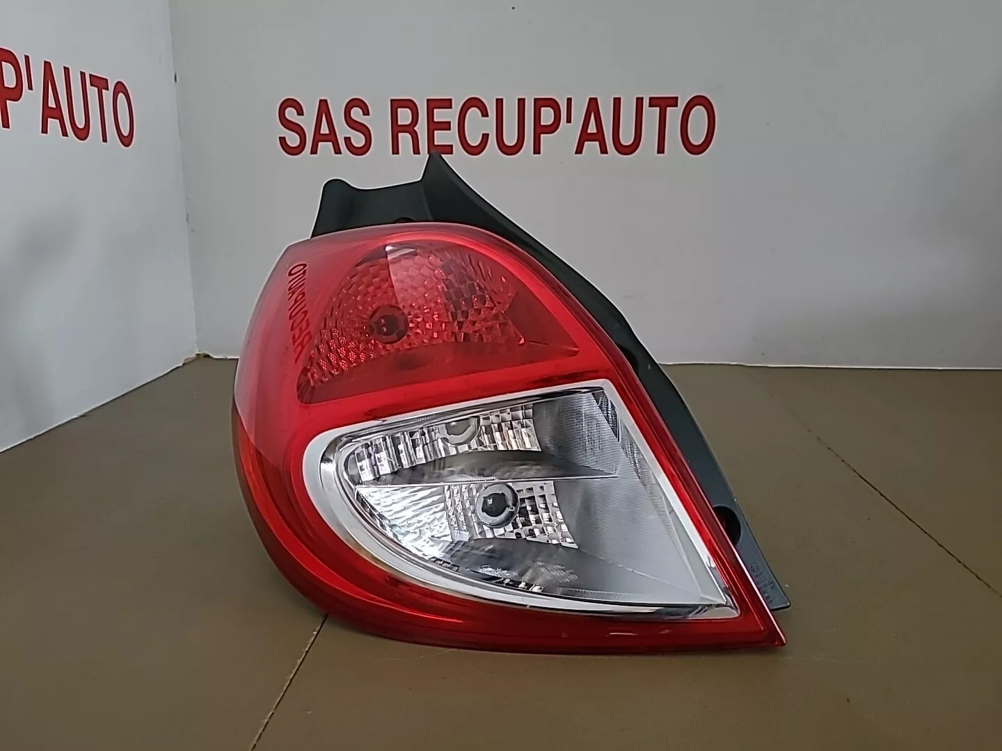 Feu arrière gauche RENAULT Clio 3 Phase 2 (2009-2012) Ref : 8200776048