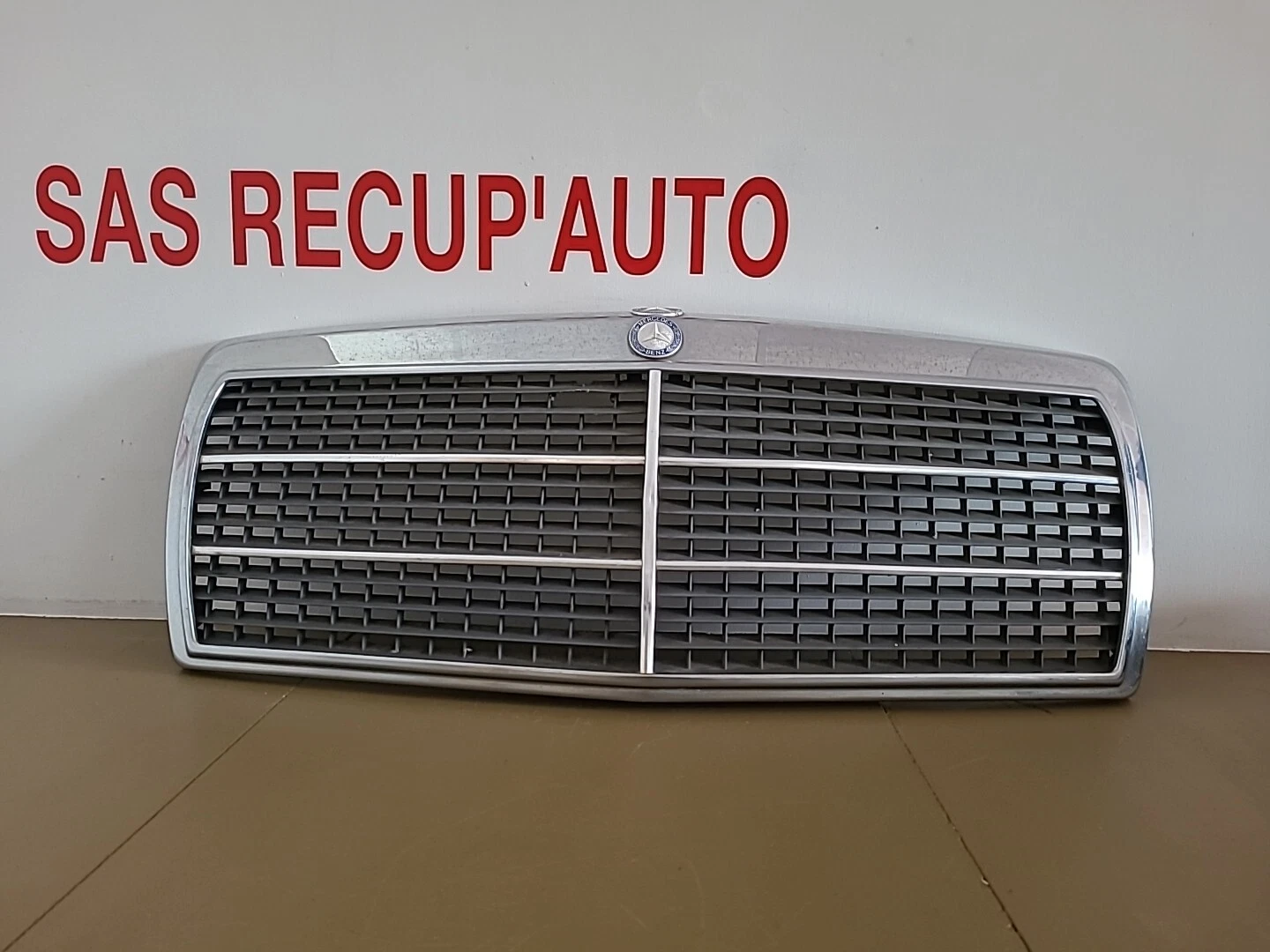 Calandre / Grille de radiateur avec logos MERCEDES-BENZ 190 W201 (1982-1993) Ref : 2018880223