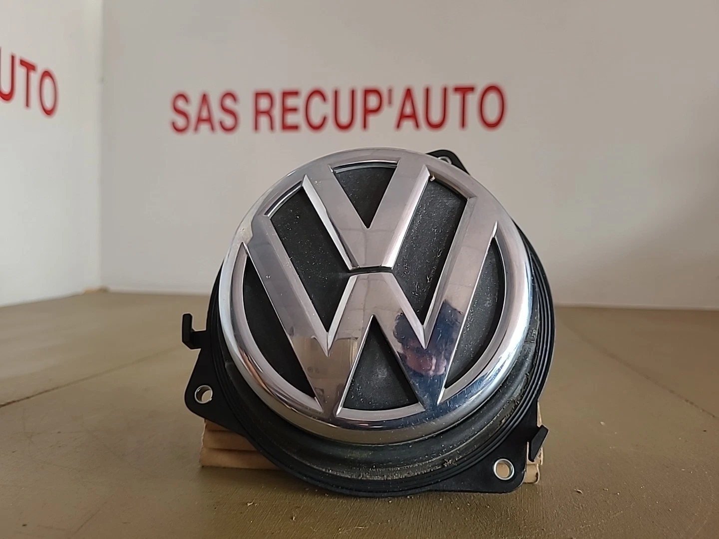 Logo poignée de hayon VOLKSWAGEN Polo 5 (2009-2017) Ref : 6R6827469B