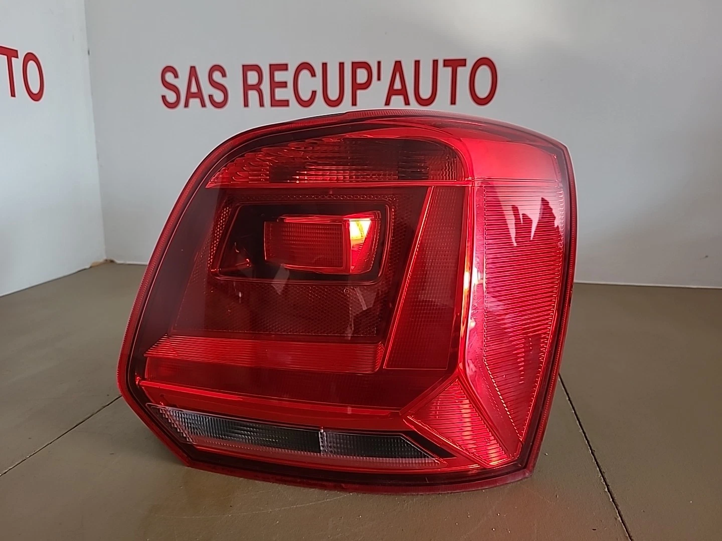 Feu arrière droit VOLKSWAGEN Polo 5 Phase 2 (2014-2017) Ref : 6C0945096F