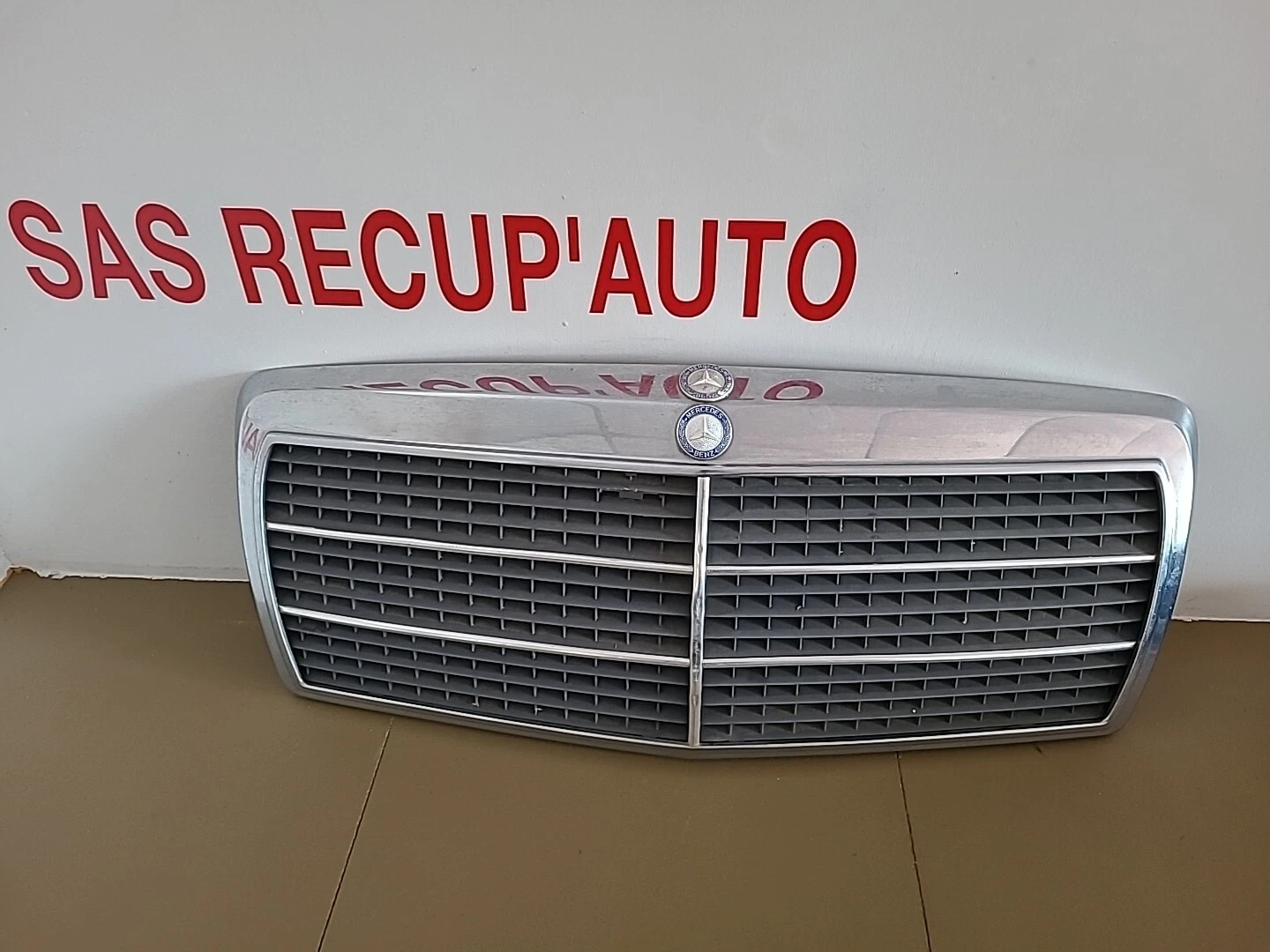Calandre / Grille de radiateur avec logos MERCEDES-BENZ 190 W201 (1982-1993) Ref : 2018880223 – Image 2