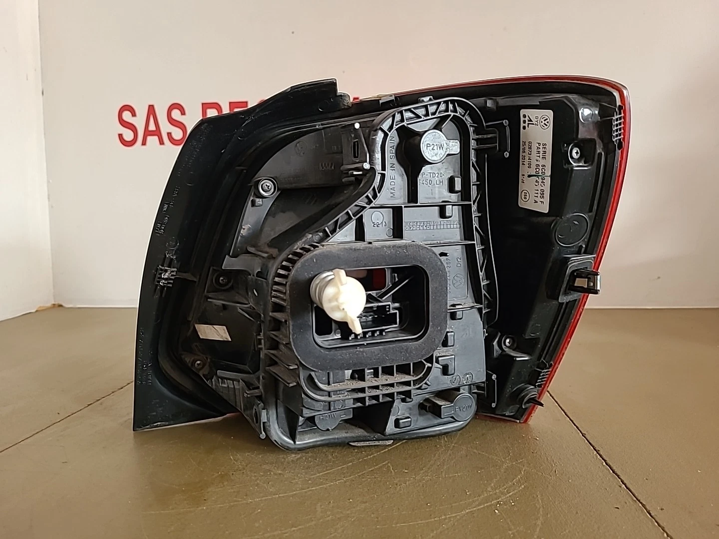 Feu arrière gauche VOLKSWAGEN Polo 5 Phase 2 (2014-2017) Ref : 6C0945095F – Image 2