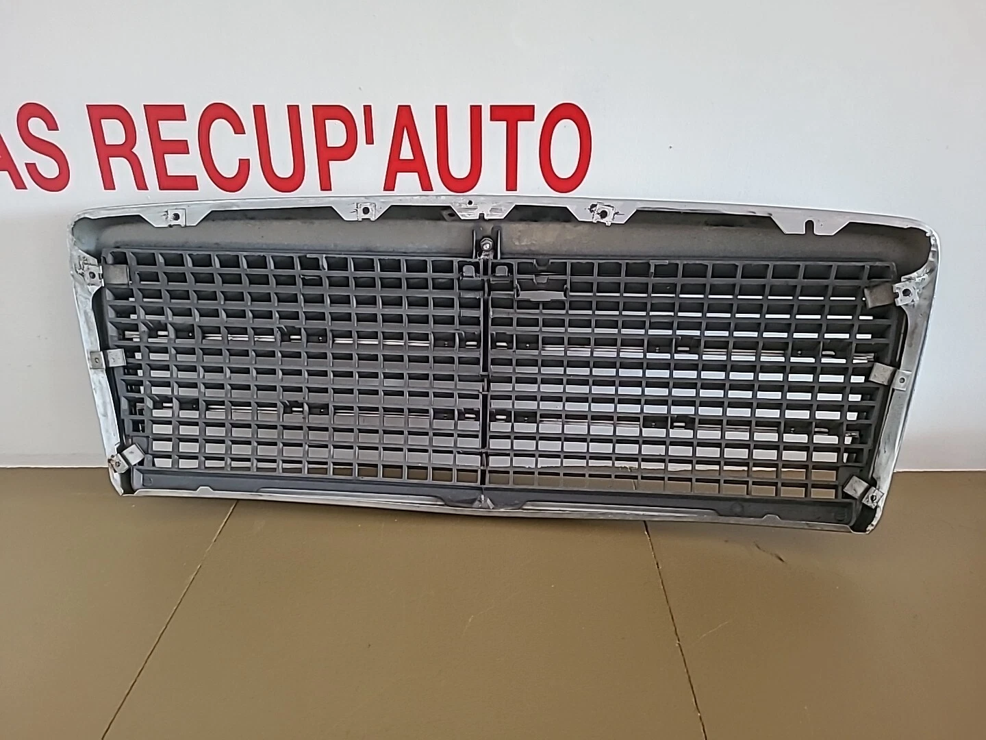 Calandre / Grille de radiateur avec logos MERCEDES-BENZ 190 W201 (1982-1993) Ref : 2018880223 – Image 3