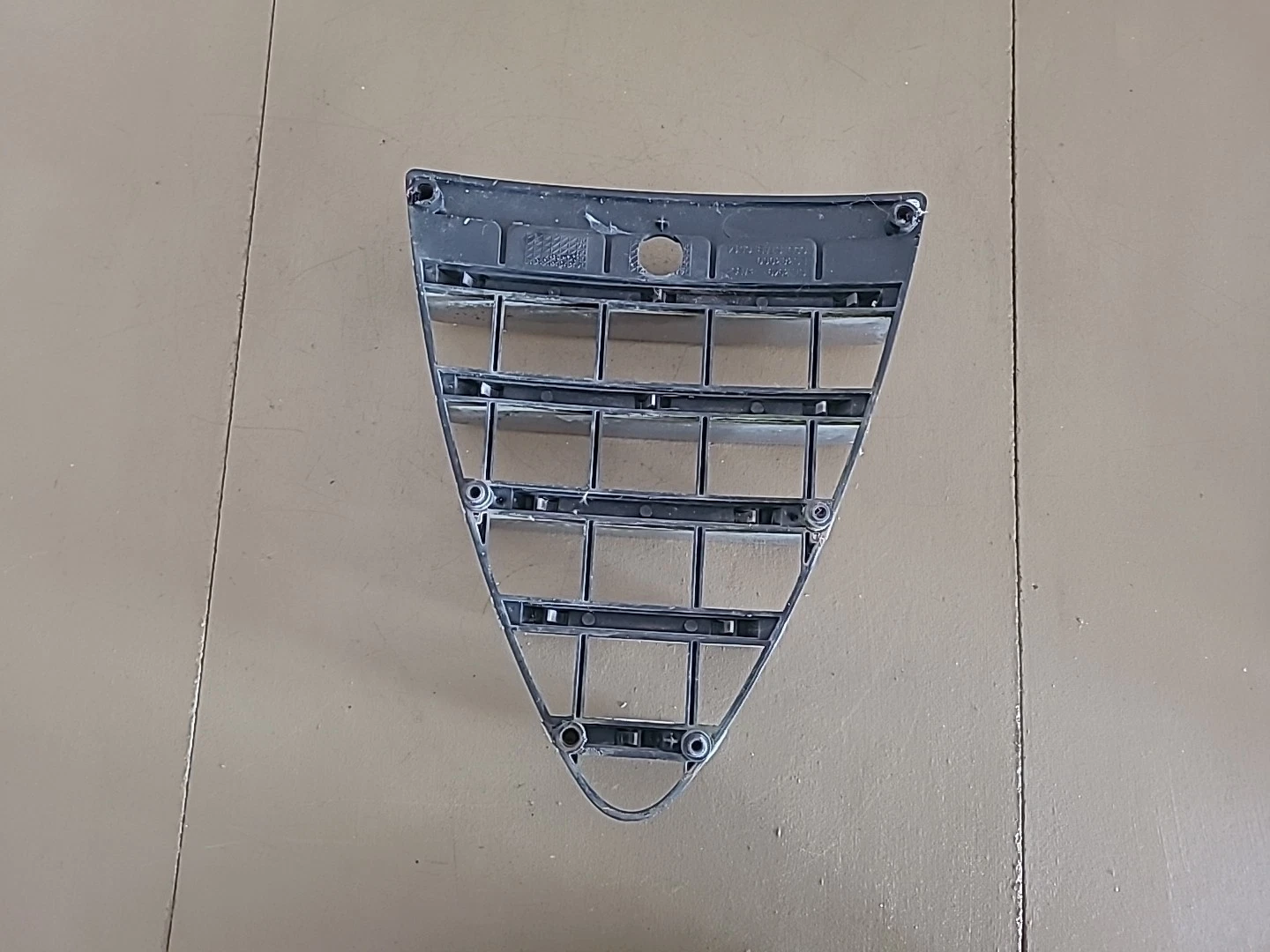 Grille centrale de pare-choc avant ALFA ROMÉO 147 (2000-2010) Ref : LS383060 – Image 3