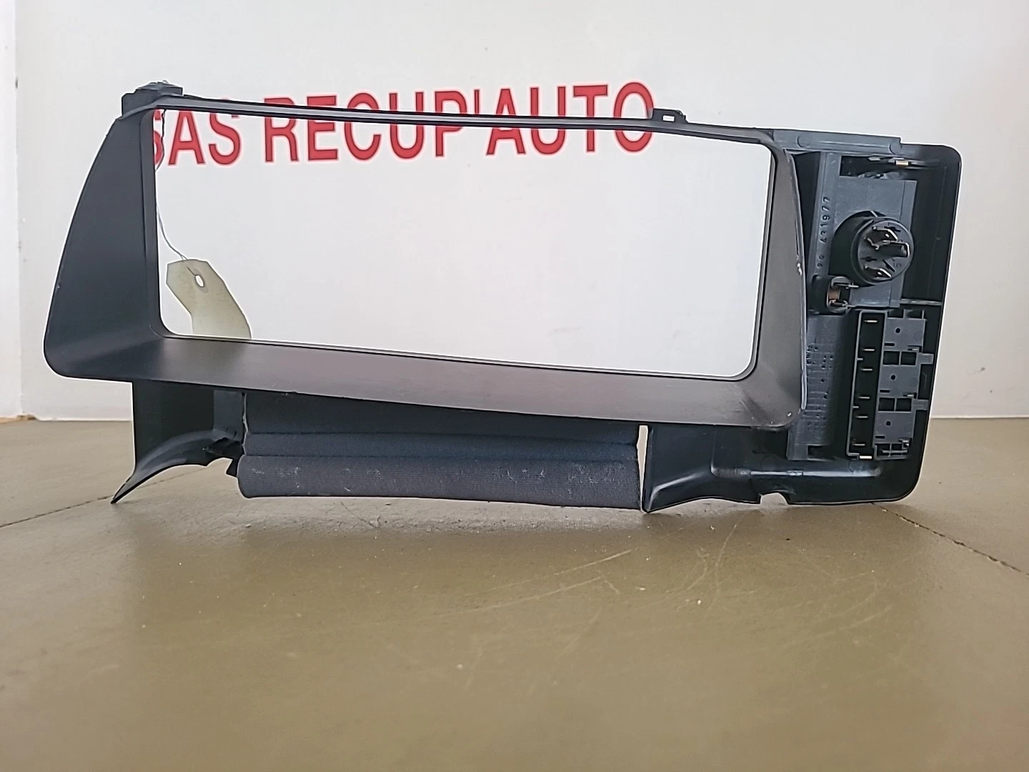 Contour Carénage de compteur vitesse VOLVO 440 (1988-1997) Ref : 43197709 – Image 3