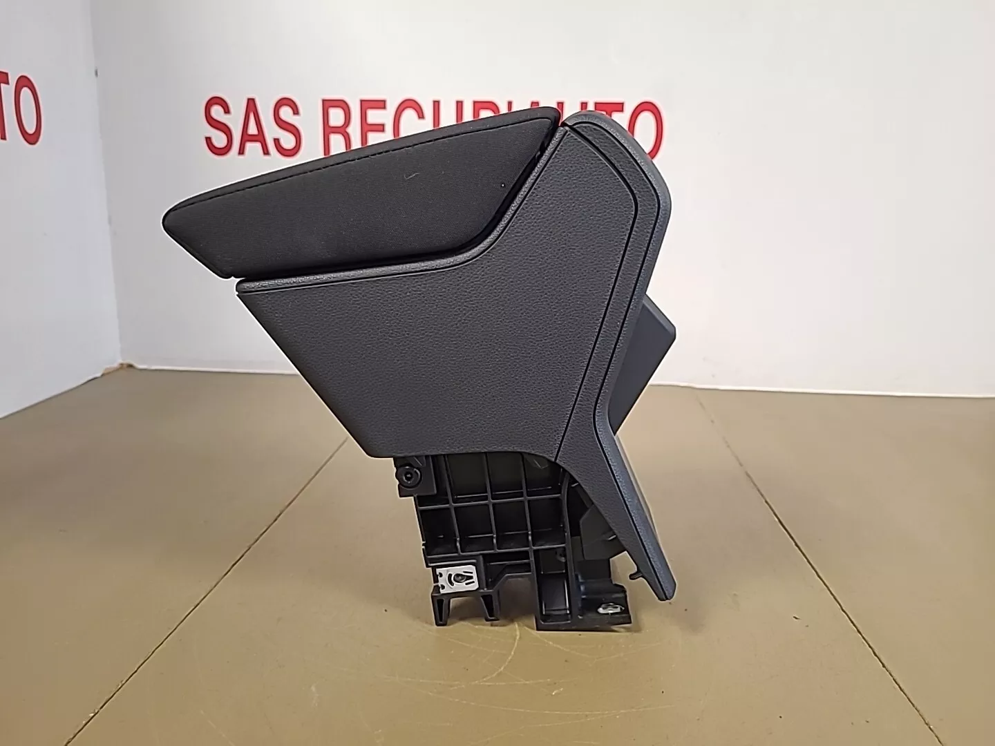 Accoudoir central avant avec prises USB VOLKSWAGEN Polo 6 Phase 1 (2017-2021) Ref : 6F0864207D – Image 5