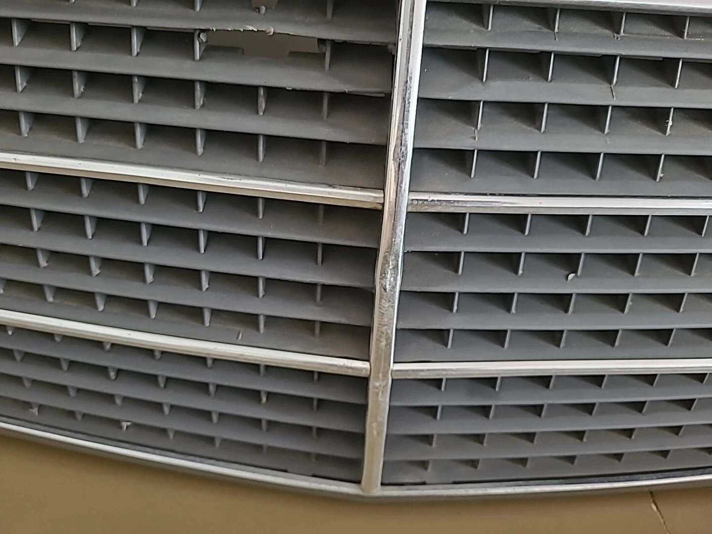 Calandre / Grille de radiateur avec logos MERCEDES-BENZ 190 W201 (1982-1993) Ref : 2018880223 – Image 4