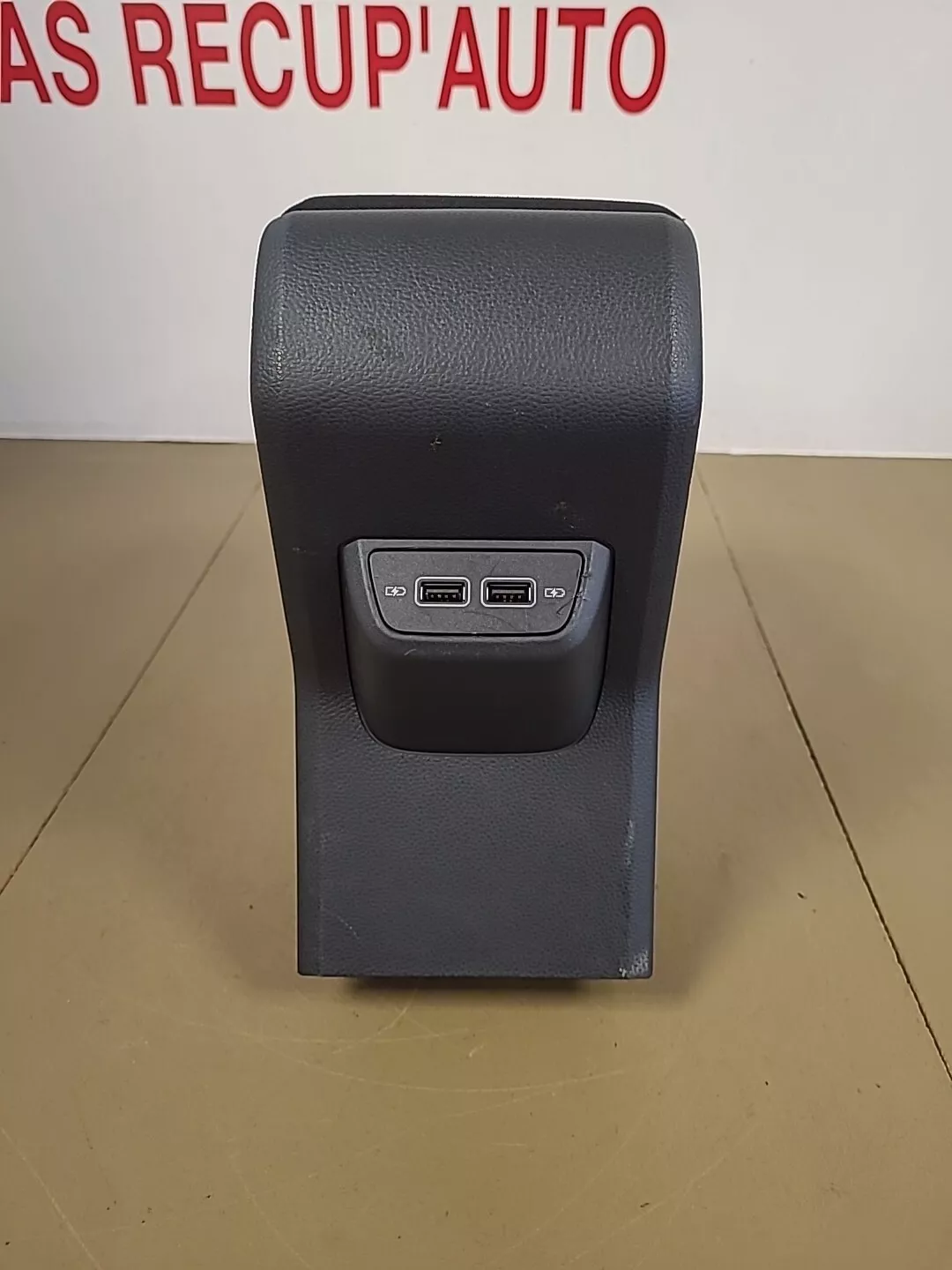 Accoudoir central avant avec prises USB VOLKSWAGEN Polo 6 Phase 1 (2017-2021) Ref : 6F0864207D – Image 6