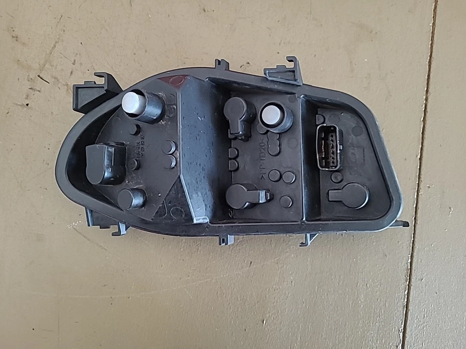 Feu arrière gauche RENAULT Clio 3 Phase 1 (2005-2009) Ref : 89035079 – Image 7