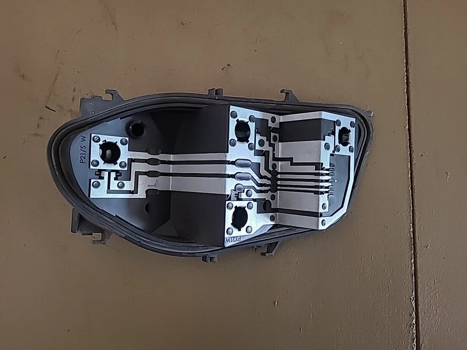 Feu arrière gauche RENAULT Clio 3 Phase 1 (2005-2009) Ref : 89035079 – Image 8