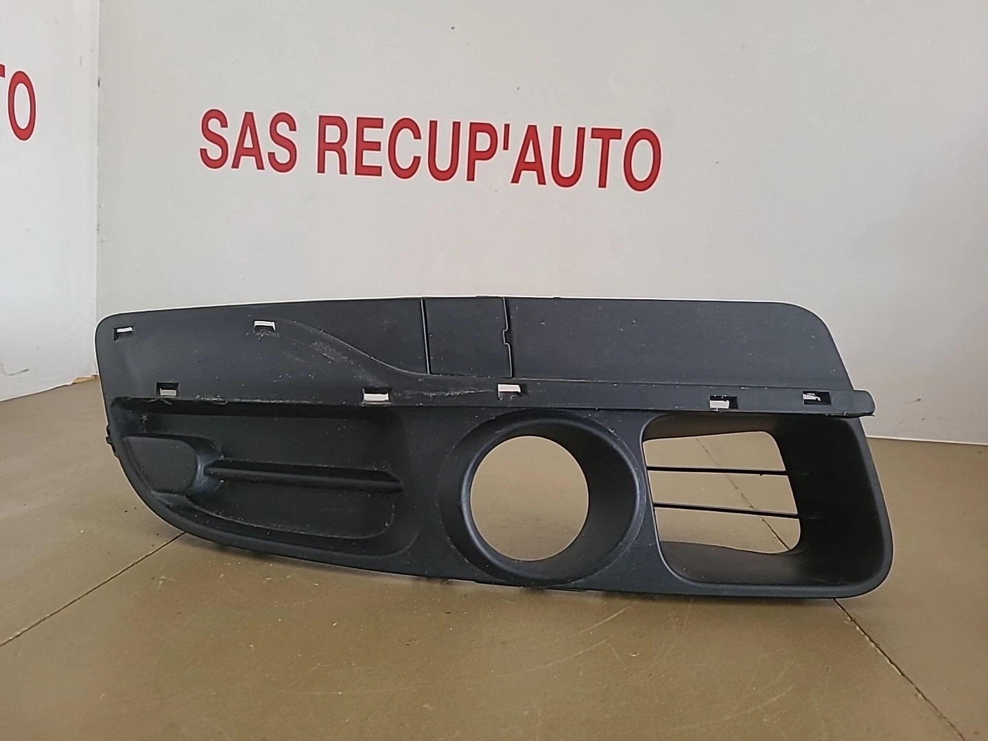 Enjoliveur d'antibrouillard avant droit sans baguette RENAULT Laguna 3 Phase 2 (2010-2013) Ref : 820102560R