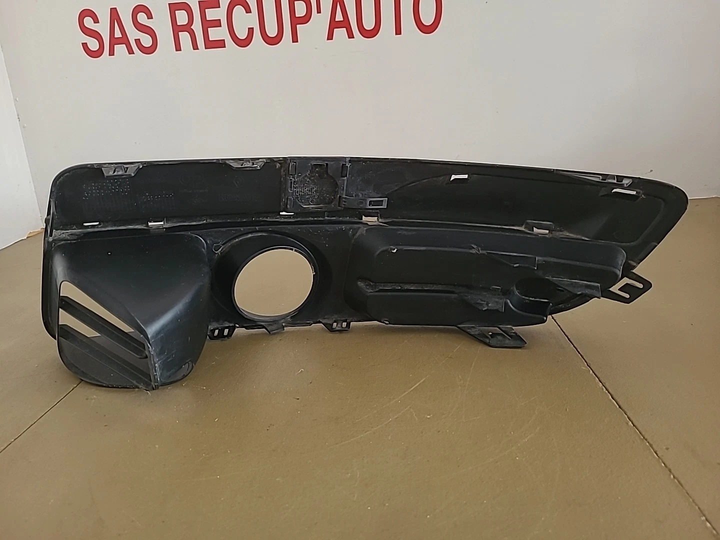 Enjoliveur d'antibrouillard avant droit sans baguette RENAULT Laguna 3 Phase 2 (2010-2013) Ref : 820102560R – Image 2