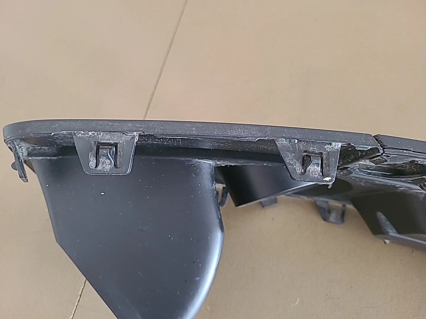 Enjoliveur d'antibrouillard avant droit sans baguette RENAULT Laguna 3 Phase 2 (2010-2013) Ref : 820102560R – Image 3
