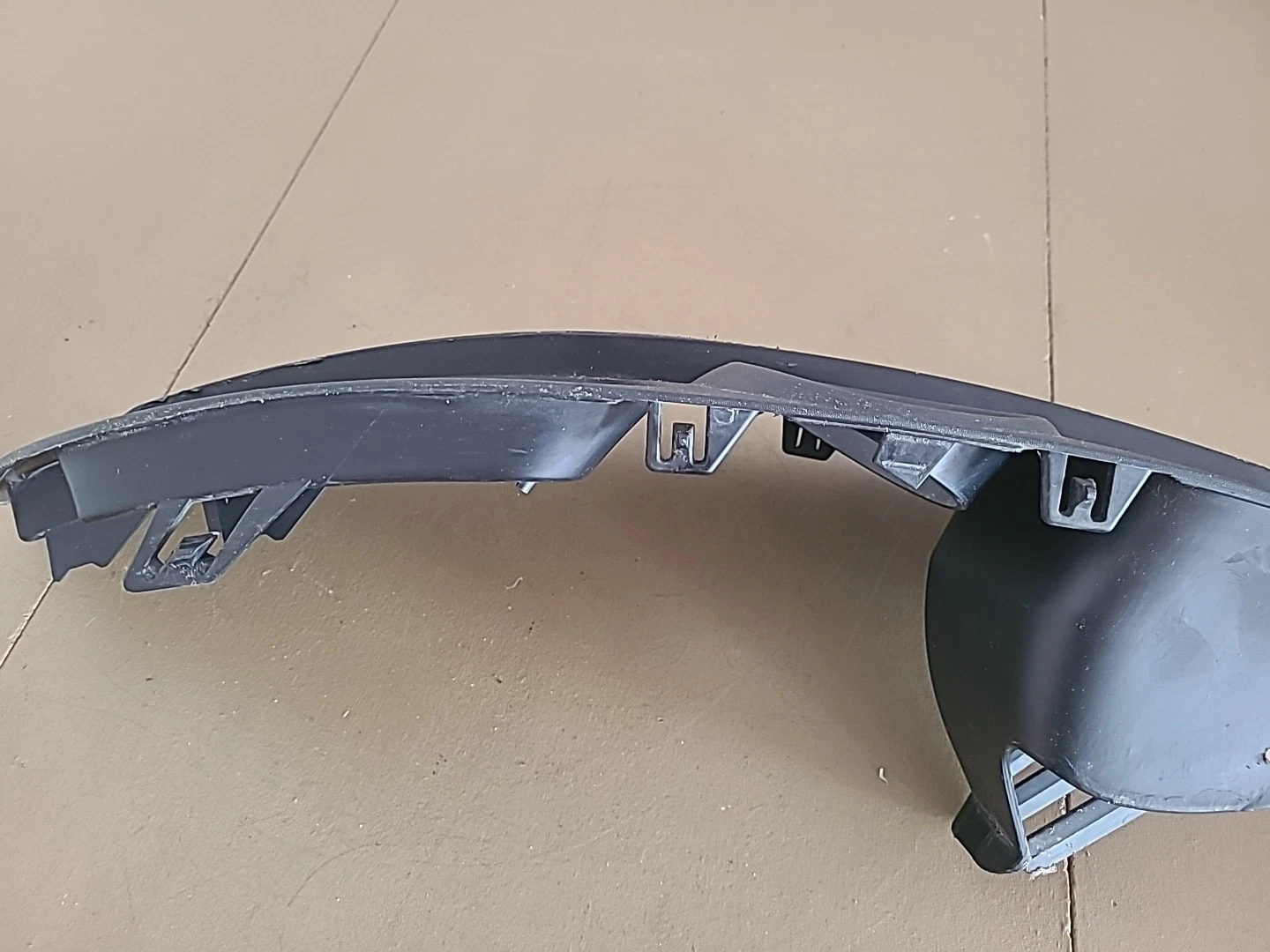 Enjoliveur d'antibrouillard avant droit sans baguette RENAULT Laguna 3 Phase 2 (2010-2013) Ref : 820102560R – Image 5